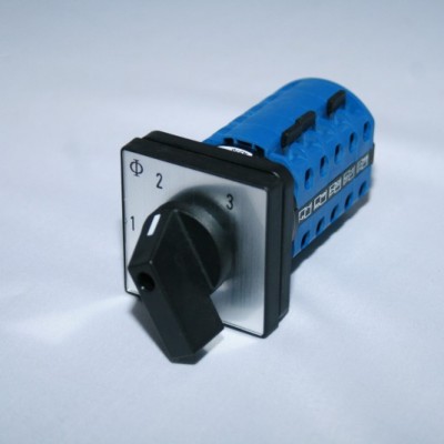 MAIN SWITCH LẮP TRONG TỦ CÓ CẦN